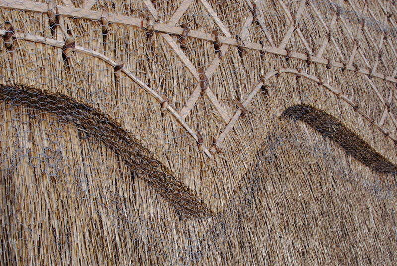 Thatched roof ridge pattern